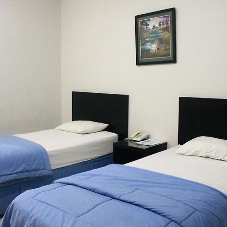 Carica Homestay Surabaya Kültér fotó