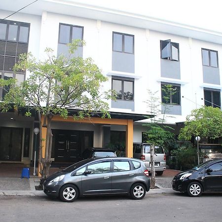 Carica Homestay Surabaya Kültér fotó