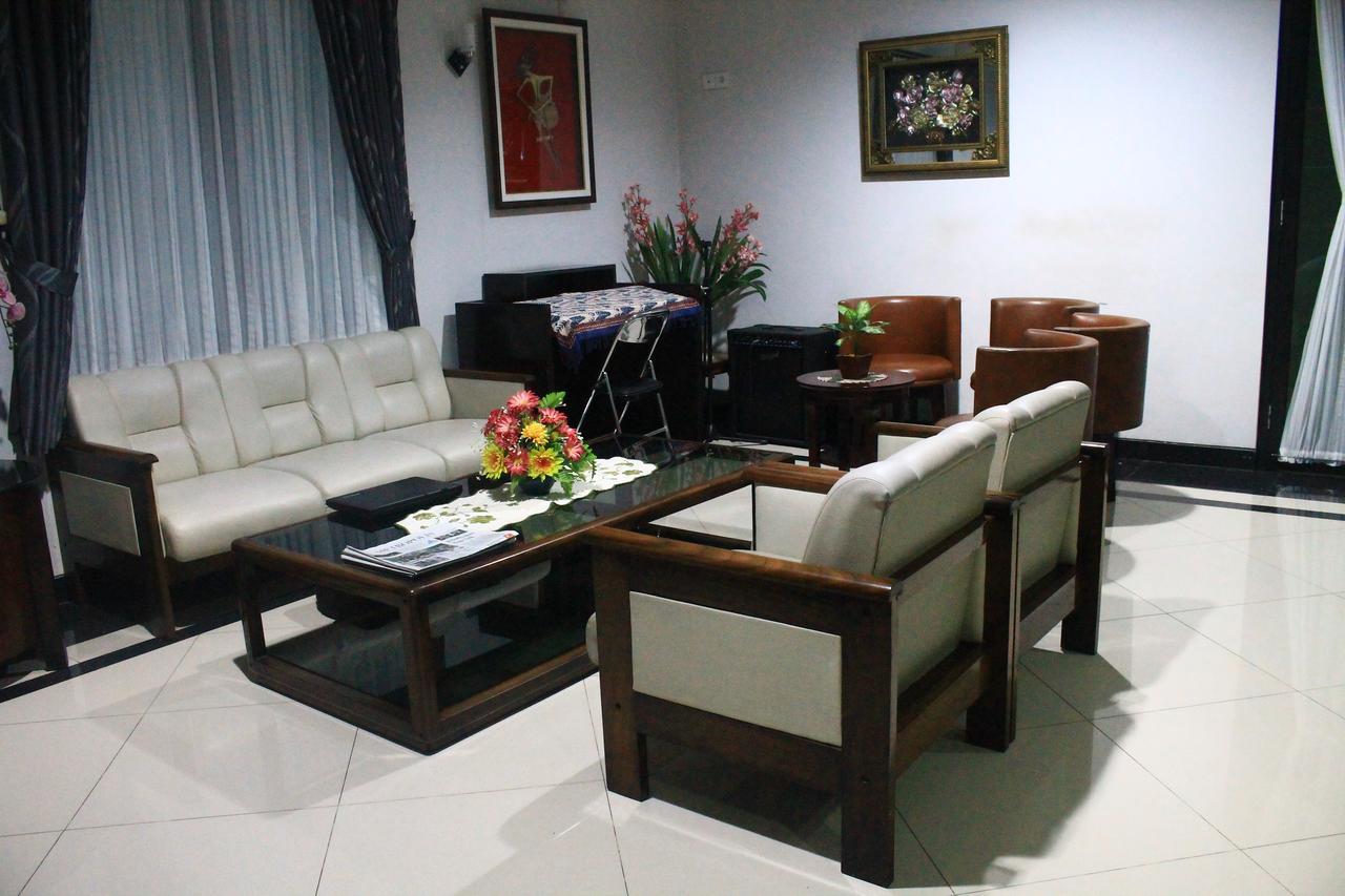 Carica Homestay Surabaya Kültér fotó